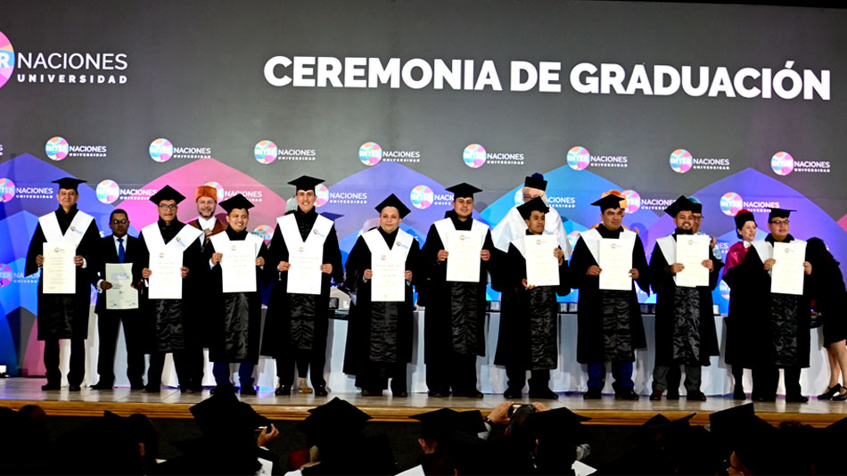 El momento de la recogida del diploma oficial es el de mayor orgullo para los estudiantes.