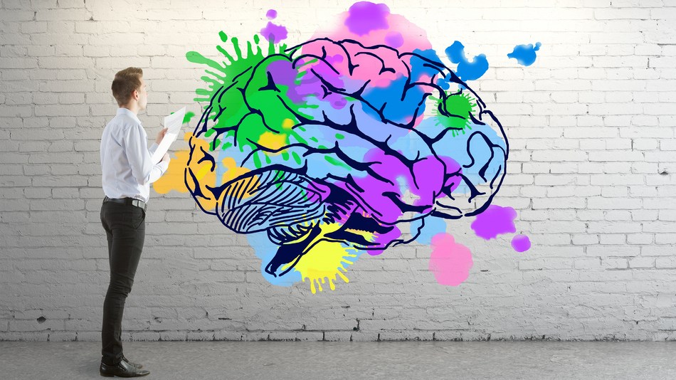 Cerebro de colores dibujado en una pared