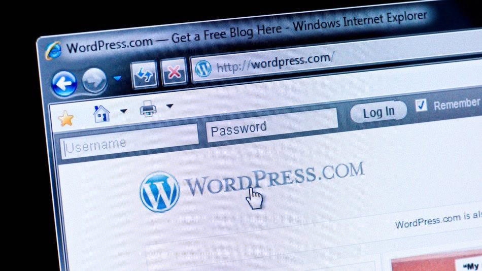 Imagen de wordpress en la pantalla de un portátil una herramienta que se utiliza en el marketing digital
