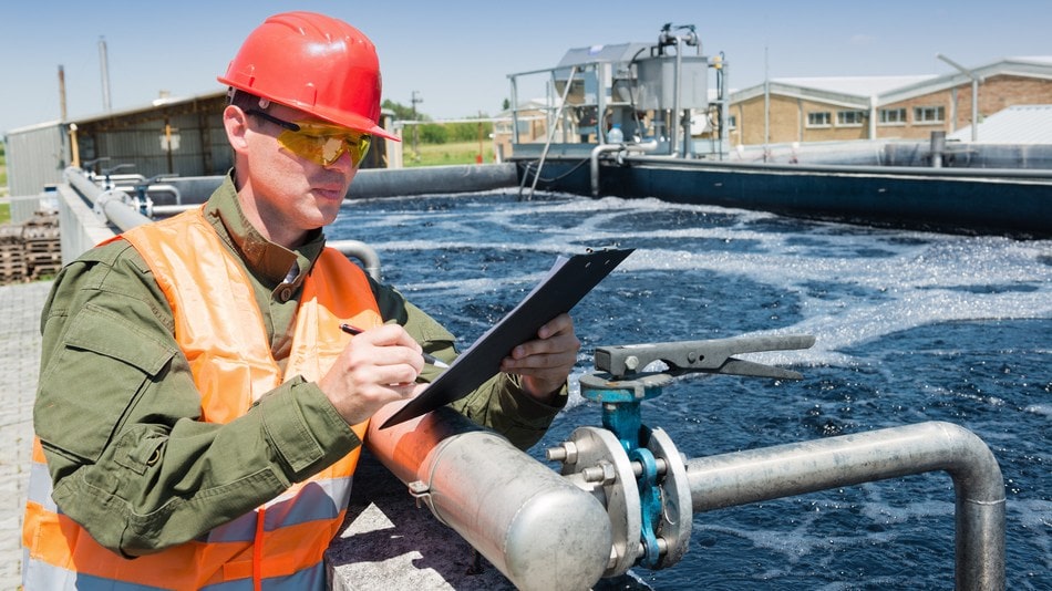 Ingeniero tomando medidas de saneamiento ambiental