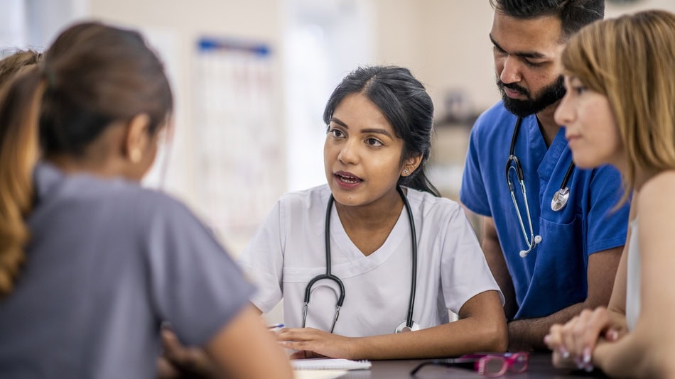 El médico residente aplica sus conocimientos teóricos bajo la supervisión de especialistas