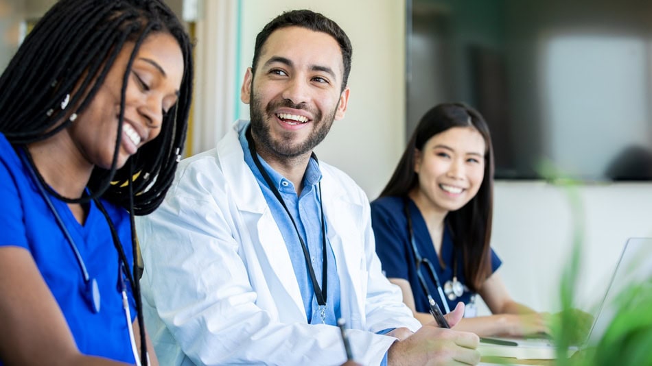 Una de las grandes oportunidades para los futuros especialistas son las becas para residencias médicas