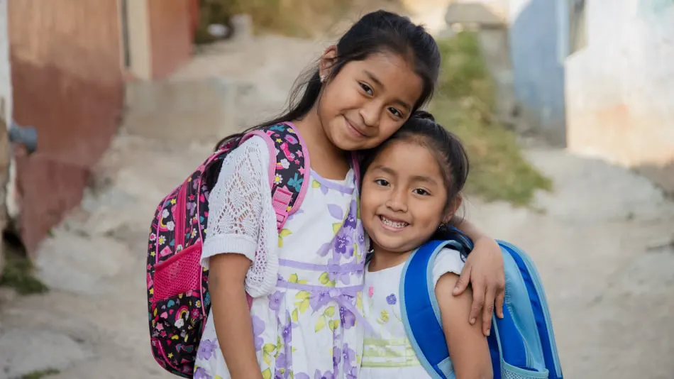 Participando en la educación superior en línea, reflejando el compromiso con el desarrollo social y educativo.