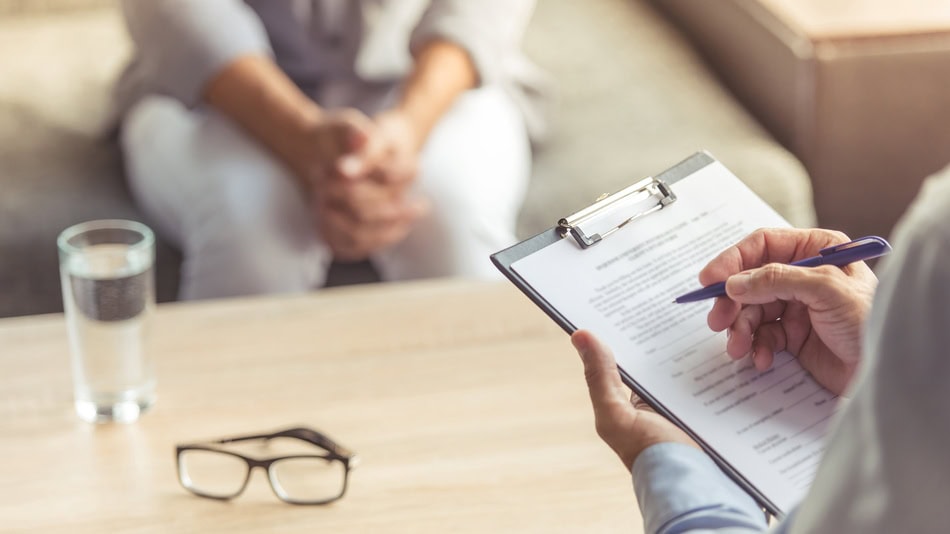 En un consentimiento informado en psicología es importante informar de los posibles beneficios y riesgos de la terapia