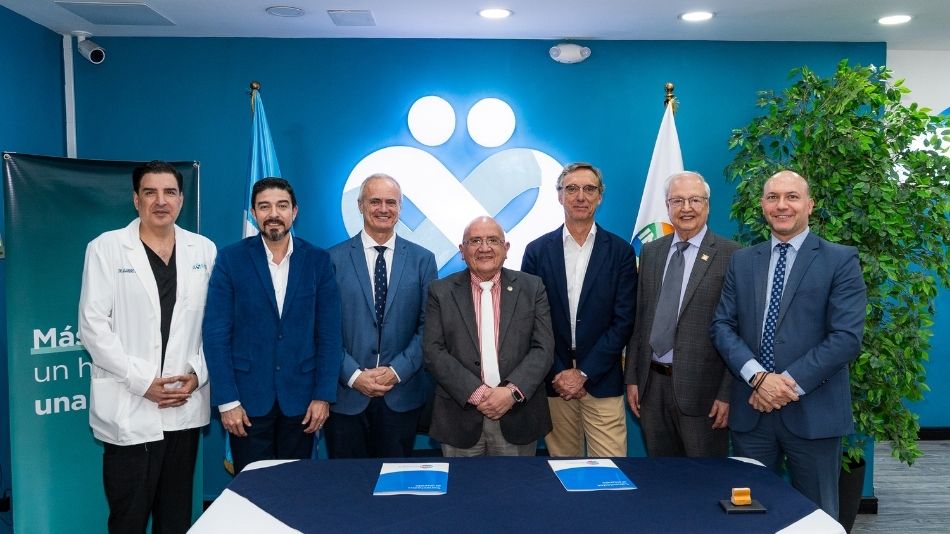 Representantes de las dos instituciones firmantes con el rector de InterNaciones. Dr. Raúl Arévalo, en el centro de la imagen.
