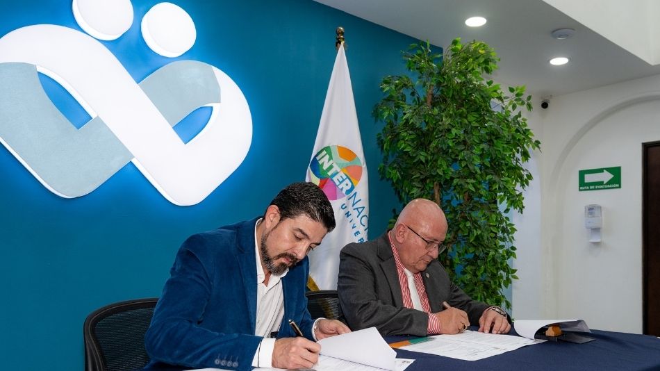Lic. Orlando Alfredo De León Marsicovétere Administrador Único y el Dr. Raúl Horacio Arévalo, rector de InterNaciones. 