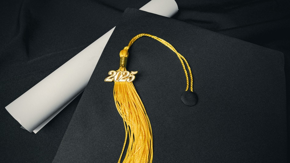 Birrete de graduación con borla sobre un diploma 