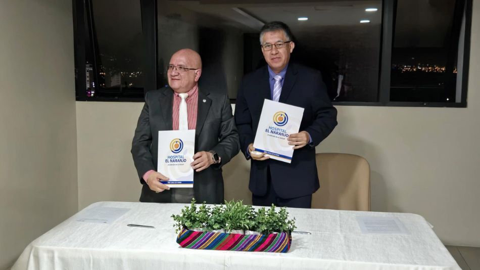 El Dr. Raúl Horacio Arévalo, rector de InterNaciones y Dr. Milhem Samuel David Wug Presidente del Consejo de Administración del hospital El Naranjo. 