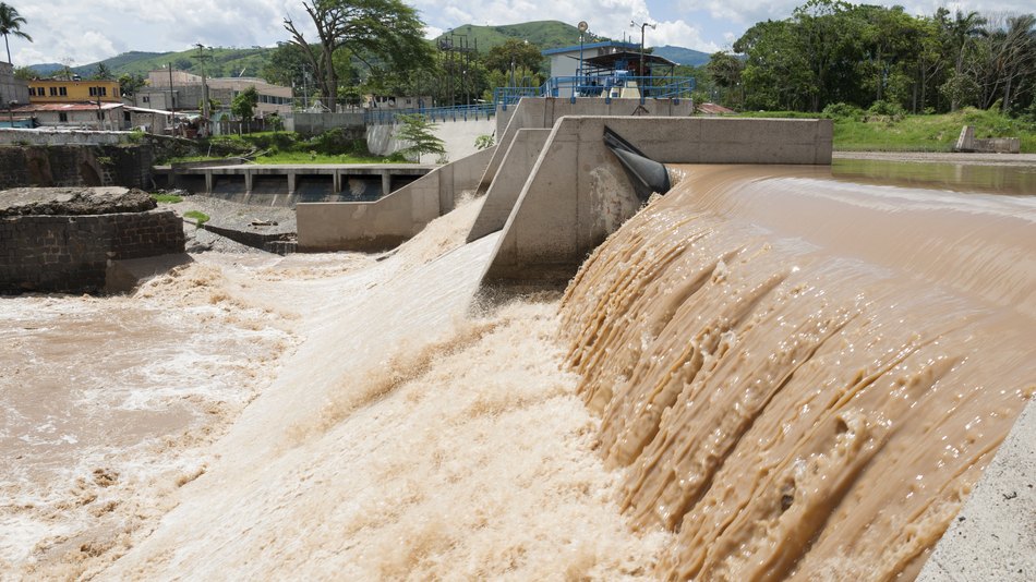 La captación de agua es el proceso mediante el cual se recolecta el agua de diferentes fuentes naturales (ríos, pozos, lagos, agua de mar desalinizada…)