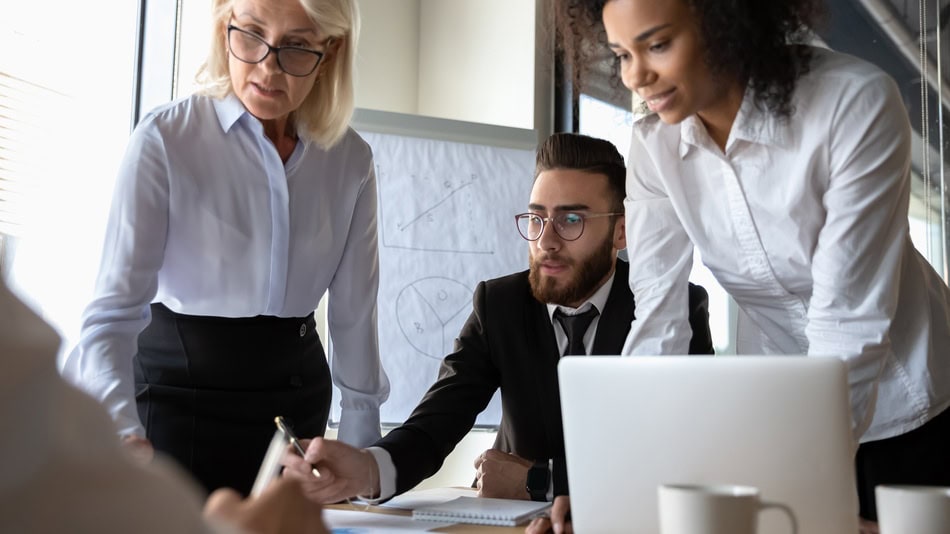 Equipo financiero de una compañía en una reunión