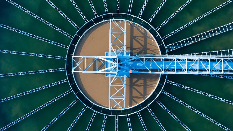 Los tipos de aguas residuales se refieren a aquellas aguas cuya calidad ha sido afectada negativamente por diferentes actividades y que requieren ser tratadas para usarlas nuevamente