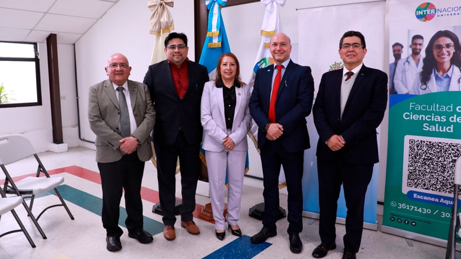 Representantes de IGSS e InterNaciones tras el acto de la firma.