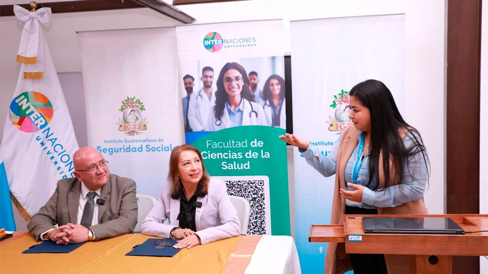 Derecha de la foto, interviene en el acto la Licda. Jacqueline Xiomara Batres Soto. Jefe de Divisi&oacute;n. Departamento de Capacitaci&oacute;n y Desarrollo.