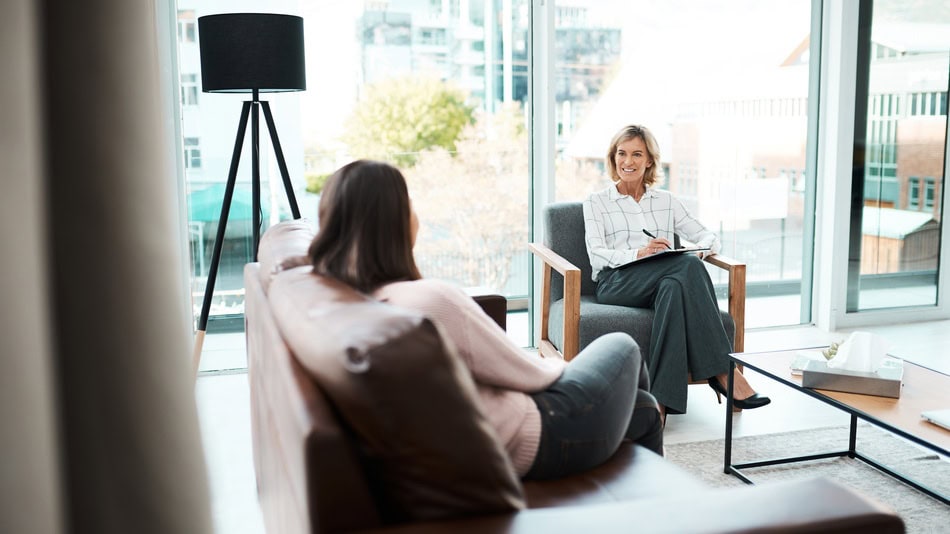 Las bases biológicas de la conducta se refieren a cómo la genética, el sistema nervioso y el sistema endocrino influyen en la forma en la que pensamos, actuamos y sentimos
