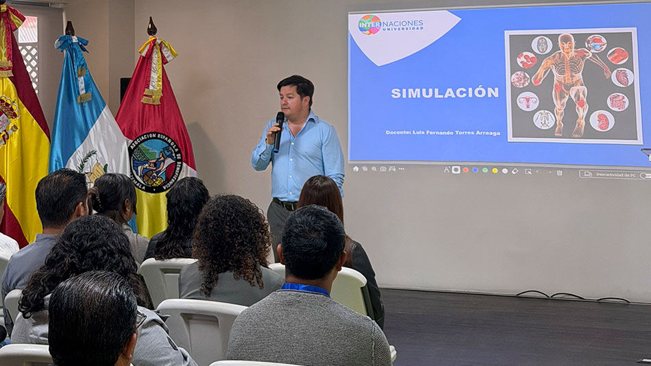 El Dr. Luis Fernando Torres, docente de la Licenciatura en Medicina, hizo una presentación sobre el Centro de Simulación Clínico.