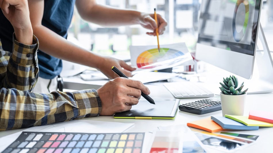 Para aplicar correctamente el marketing de colores en la psicología, es esencial conocer qué transmite cada tonalidad en el entorno digital