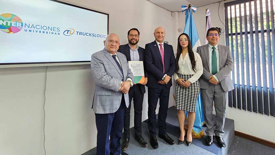 Autoridades de ambas instituciones.