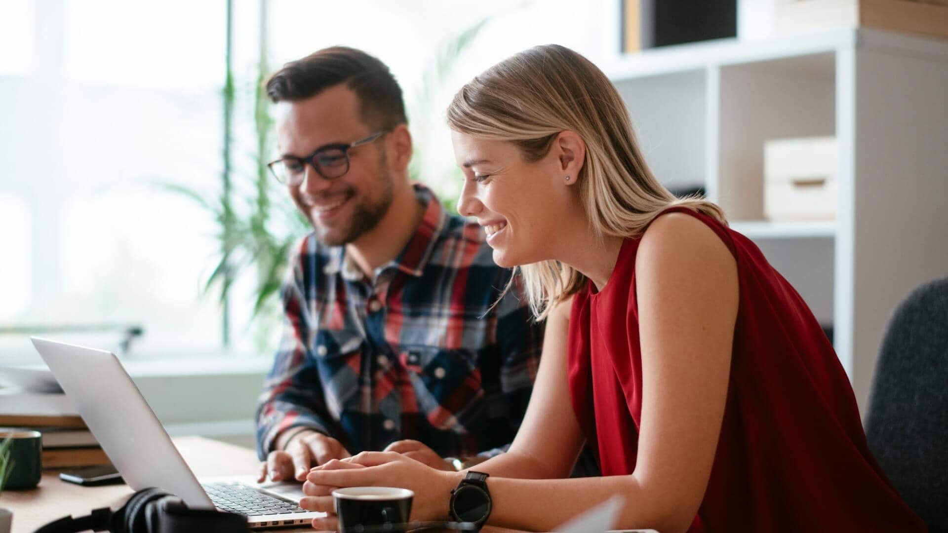 Alumnos trabajando en ordenador