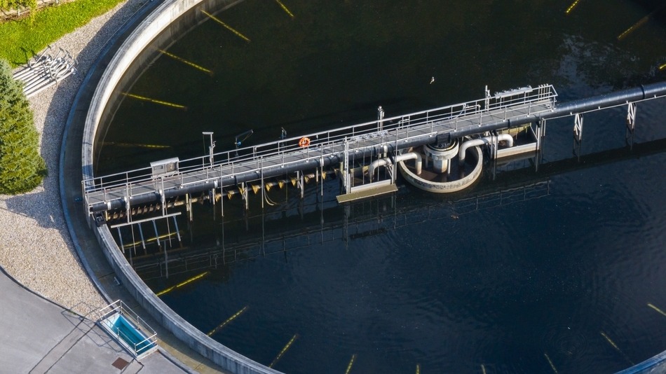 El diseño de plantas de tratamiento de aguas residuales (PTAR o EDAR) es el proceso de ingeniera y planificación donde se proyectan infraestructuras en las que se eliminan los contaminantes físicos, químicos y biológicos del agua después de su uso