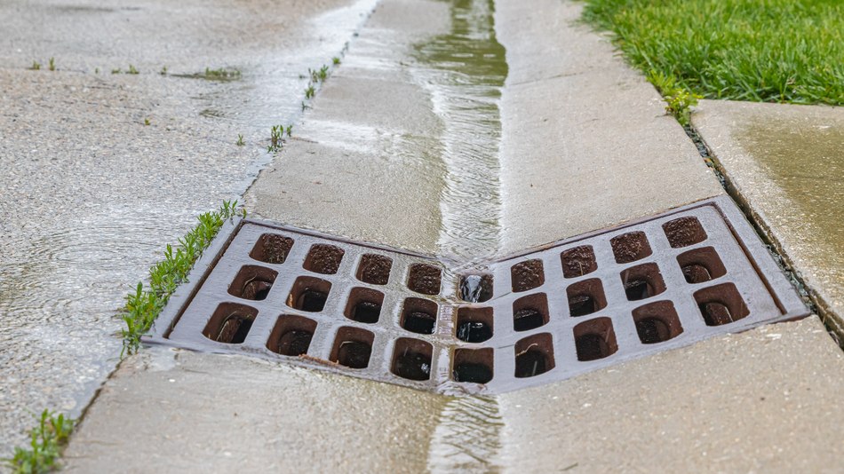 El drenaje pluvial es el sistema que dispone del agua de lluvia que cae sobre las superficies urbanas para evitar su acumulación en las calles