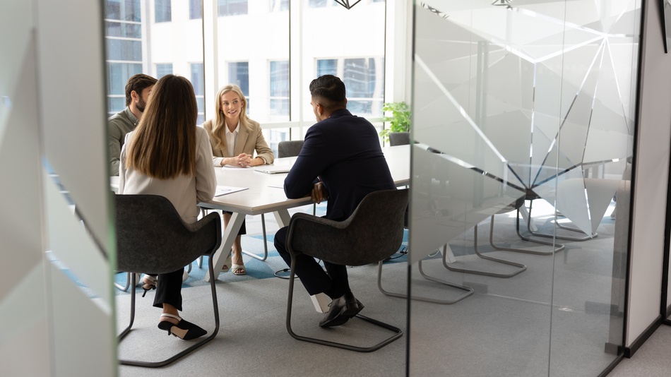 La ventaja competitiva es el atributo que permite a una empresa ofrecer más valor que sus competidores