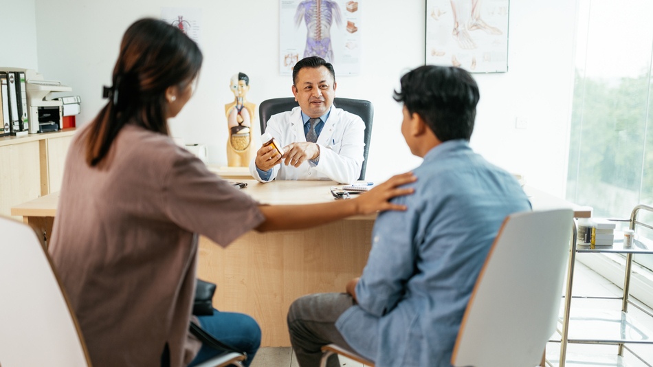El médico general es el profesional de la salud que trabaja en la primera línea de atención médica integral