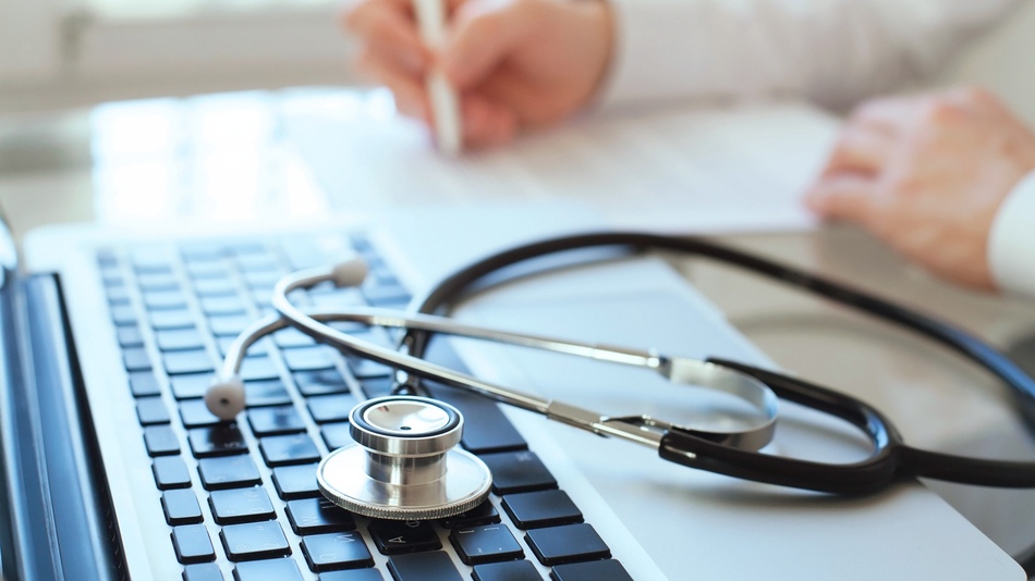 Determinar cuánto gana un médico general en Guatemala depende del sector de contratación, la ubicación geográfica, los turnos realizados y la experiencia