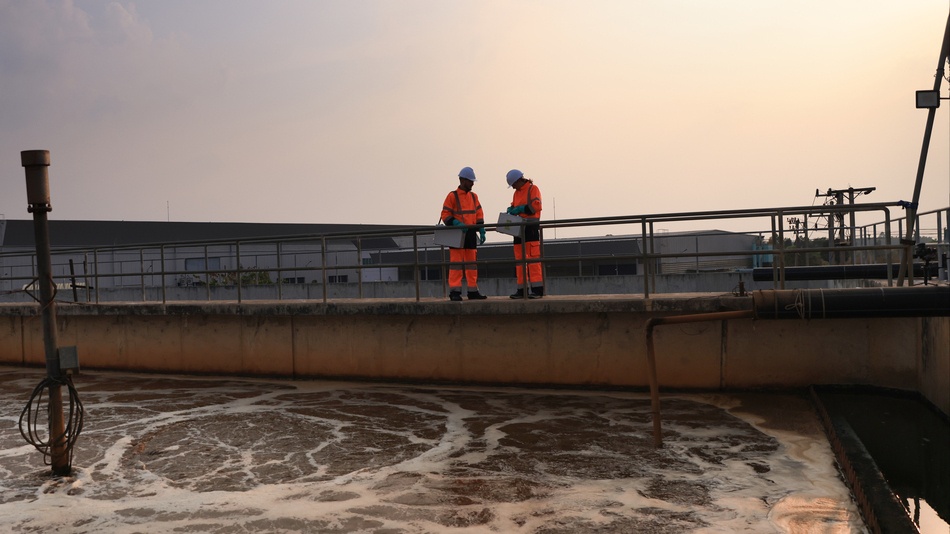 El tratamiento de lodos es el proceso físico, químico y biológico que estabiliza, reduce el volumen y desinfecta los subproductos semisólidos que se generan durante la depuración del agua