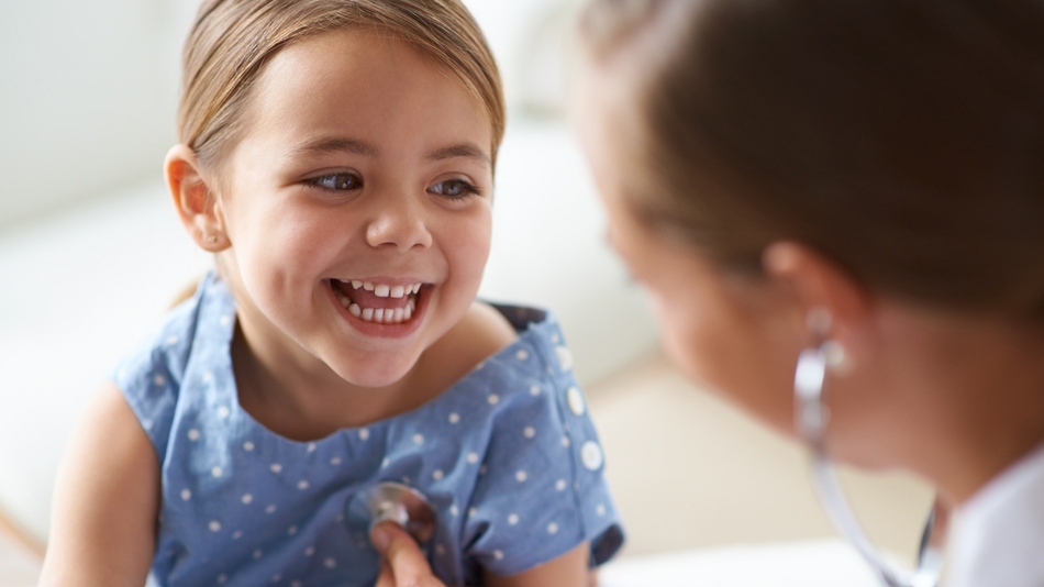 Un pediatra es el médico especialista que cuida la salud de bebés, niños y adolescentes