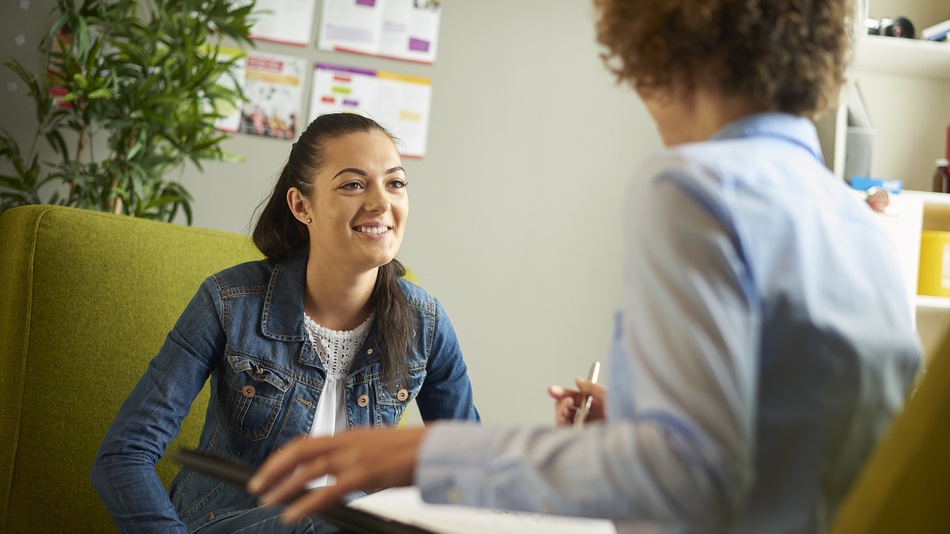 La entrevista psicológica es una conversación planificada entre un profesional de la psicología y una persona que busca ayuda
